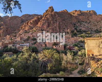 Bellissimo piccolo villaggio Oumesnat con case in argilla nelle montagne anti-Atlante del Marocco Foto Stock