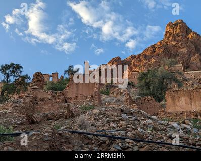 Bellissimo piccolo villaggio Oumesnat con case in argilla nelle montagne anti-Atlante del Marocco Foto Stock