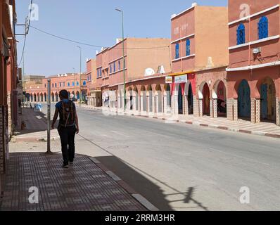 Colonnato tipico nella facciata delle case nel centro di Tata in Marocco Foto Stock