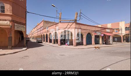 Colonnato tipico nella facciata delle case nel centro di Tata in Marocco Foto Stock