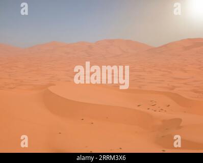 Dune pittoresche nel deserto di Erg Chebbi, parte del Sahara Africano, Marocco Foto Stock