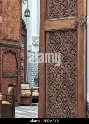 FES, Marocco, interno di un bellissimo palazzo marocchino in stile moresco, Marocco Foto Stock