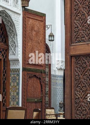 FES, Marocco, interno di un bellissimo palazzo marocchino in stile moresco, Marocco Foto Stock