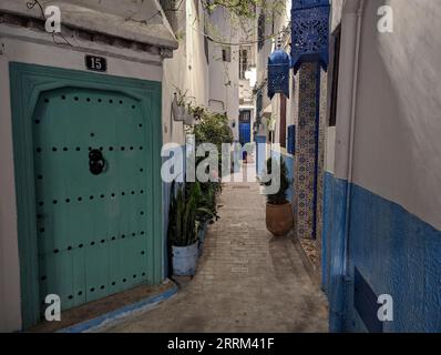 Tipico vicolo stretto nel quartiere della Kasbah a Tangeri, Marocco Foto Stock