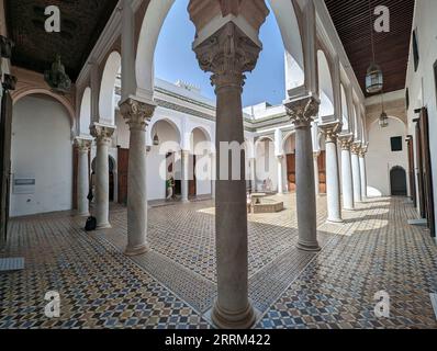 Splendido cortile bianco del museo Kasbah di Tangeri, Marocco Foto Stock