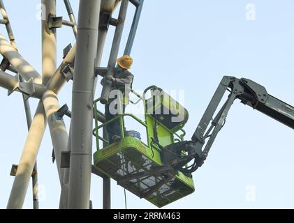 220930 -- CHONGQING, 30 settembre 2022 -- Un lavoratore lavora nel cantiere di un centro di attività giovanile nel comune di Chongqing della Cina sud-occidentale, 29 settembre 2022. La costruzione di un centro di attività giovanili, che copre un'area di circa 150 mu 10 ettari, è andata liscia a Chongqing. CHINA-CHONGQING-CENTRO DI ATTIVITÀ GIOVANILE-COSTRUZIONE CN WANGXQUANCHAO PUBLICATIONXNOTXINXCHN Foto Stock