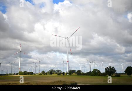 220930 -- BERLINO, 30 settembre 2022 -- turbine eoliche sono raffigurate in Brandeburgo, Germania, 15 settembre 2022. La Germania sta mettendo su un ombrello difensivo fino a 200 miliardi di euro 196 miliardi di dollari USA per stabilizzare l'economia del paese durante la crisi energetica, ha annunciato il Cancelliere Olaf Scholz il 29 settembre. GERMANIA-FONDO DI STABILIZZAZIONE ECONOMICA-CRISI ENERGETICA RENXPENGFEI PUBLICATIONXNOTXINXCHN Foto Stock