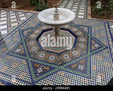 Tipica fontana orientale nel giardino di un palazzo marocchino Foto Stock