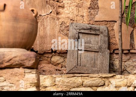 Bella vecchia finestra che si trova su una facciata di una casa in Agadir, Marocco Foto Stock