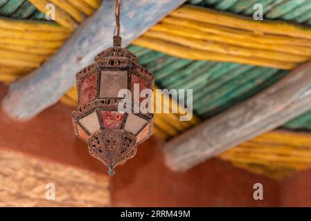 Antica lanterna marocchina sospesa da un soffitto in legno costruito tradizionalmente, Agadir in Marocco Foto Stock