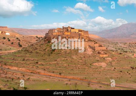 Storico villaggio di Tizourgane sulle montagne dell'Anti-Atlante, Marocco meridionale Foto Stock