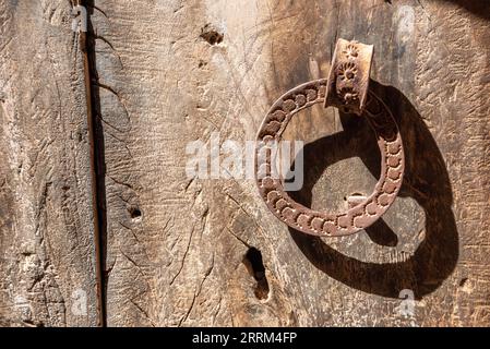 Antico portiere in una casa in Marocco Foto Stock