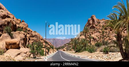 Guida attraverso la panoramica valle di Tafraoute nelle montagne anti-Atlante in Marocco Foto Stock