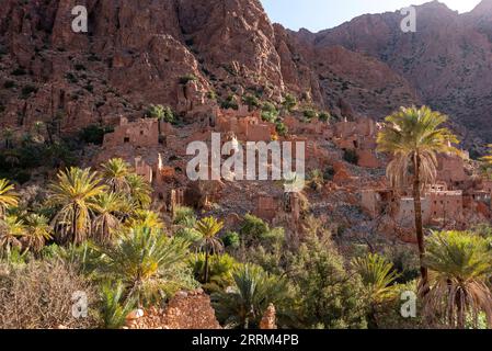 Bellissimo piccolo villaggio Oumesnat con case in argilla tipica nelle montagne anti-Atlante del Marocco Foto Stock