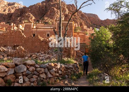 Bellissimo piccolo villaggio Oumesnat con case in argilla tipica nelle montagne anti-Atlante del Marocco Foto Stock