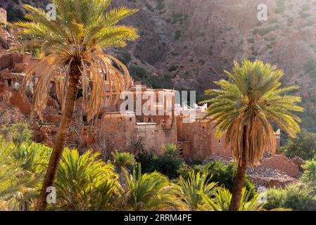 Bellissimo piccolo villaggio Oumesnat con case in argilla tipica nelle montagne anti-Atlante del Marocco Foto Stock