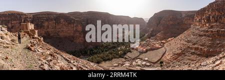 Vista panoramica della famosa gola di Amtoudi e dell'Aguellouy agadir, un antico granaio, sulle montagne dell'Anti-Atlante, Marocco Foto Stock