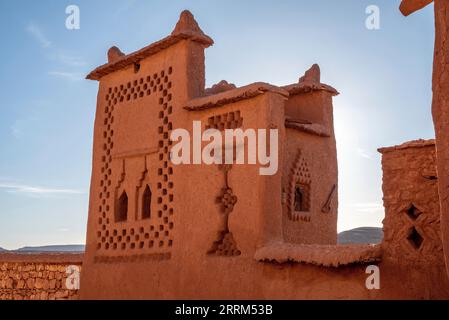 Dettaglio ornato scenico di una piccola torre sui tetti dello storico villaggio di Ait ben Haddou, Marocco Foto Stock