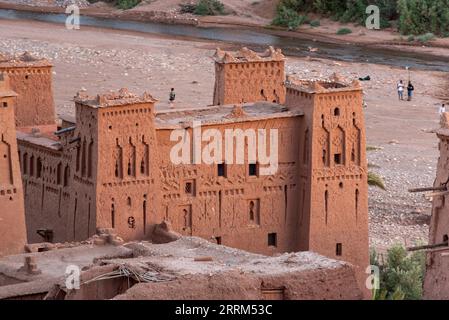 Case storiche panoramiche in terra battuta nell'antica città dell'UNESCO di Ait ben Haddou, in Marocco Foto Stock