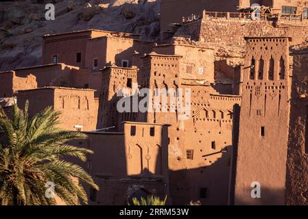 Alba sulla bella città storica Ait ben Haddou in Marocco, famosa città berbera con molte kasbah costruito di argilla, patrimonio mondiale dell'UNESCO Foto Stock