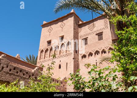 Tradizionale facciata ornata di una Kasbah marocchina sulla famosa strada delle Kasbah Foto Stock