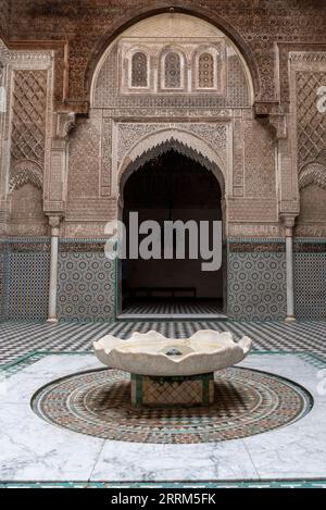 Ricca facciata decorata nel cortile della Medersa Attarine a Fes, Marocco Foto Stock