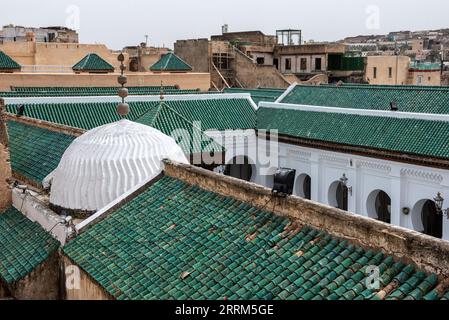 Bel tetto verde della famosa moschea di al-Qarawiyin a Fes, Marocco Foto Stock