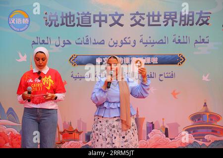 221003 -- CAIRO, 3 ottobre 2022 -- un insegnante egiziano R insegna agli studenti parole cinesi durante un'attività lanciata dal Chinese Bridge Club per facilitare l'apprendimento della lingua cinese agli studenti egiziani presso la al Jazeera Official Experimental Languages School di Cairo, Egitto, il 3 ottobre 2022. GO WITH Feature: Iniziativa lanciata per facilitare l'apprendimento della lingua cinese agli studenti egiziani EGITTO-CAIRO-SCUOLE-APPRENDIMENTO DELLA LINGUA CINESE-INIZIATIVA SuixXiankai PUBLICATIONxNOTxINxCHN Foto Stock
