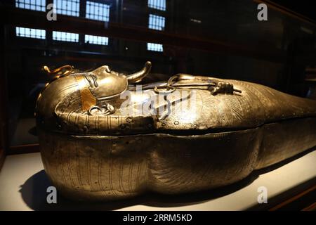 221003 -- CAIRO, 3 ottobre 2022 -- foto scattata il 3 ottobre 2022 mostra la bara d'argento per il faraone Psusennes i in mostra durante la mostra del Tesoro di Tanis al Museo egizio del Cairo, in Egitto. Il museo ha recentemente aperto la mostra in occasione del 200° anniversario della creazione del campo dell'egittologia e della decodifica degli antichi geroglifici. EGITTO-CAIRO-MUSEO EGIZIO-MOSTRA-TESORO DI TANIS AHMEDXGOMAA PUBLICATIONXNOTXINXCHN Foto Stock