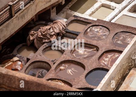 FES, Marocco, famosa conceria nella medina di FES, dove la pelle viene lavorata per generazioni, Marocco Foto Stock