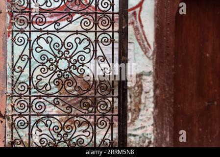 Vecchia griglia ornamentale della porta con un motivo floreale nella medina di Fes, Marocco Foto Stock