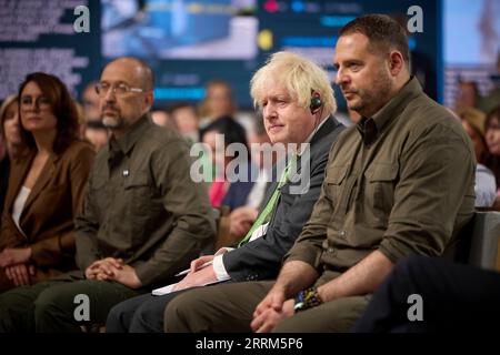 Kiev, Ucraina. 8 settembre 2023. Il capo di stato maggiore ucraino Andriy Yermak, Right, e l'ex primo ministro britannico Boris Johnson, ascoltano gli oratori alla 18a riunione della conferenza sulla strategia europea di Yalta, l'8 settembre 2023, a Kiev, Ucraina. Credito: Ucraina Presidenza/Ufficio stampa presidenziale ucraino/Alamy Live News Foto Stock