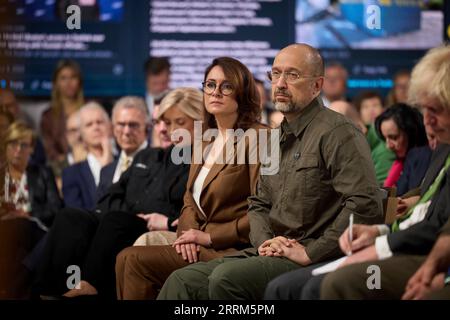 Kiev, Ucraina. 8 settembre 2023. Il vice primo ministro ucraino Yulia Svyrydenko, centro ed ex ministro della difesa Oleksii Reznikov, ascoltano gli oratori alla 18a riunione della conferenza sulla strategia europea di Yalta, 8 settembre 2023, a Kiev, Ucraina. Credito: Ucraina Presidenza/Ufficio stampa presidenziale ucraino/Alamy Live News Foto Stock