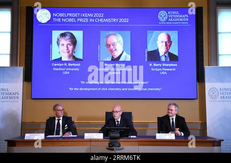 221005 -- STOCCOLMA, 5 ottobre 2022 -- i ritratti dei premi Nobel per la chimica 2022 Carolyn R. Bertozzi L, Morten Meldal C e K. Barry Sharpless sono visti su uno schermo durante l'annuncio del premio a Stoccolma, Svezia, 5 ottobre 2022. Carolyn R. Bertozzi e K. Barry Sharpless dagli Stati Uniti e Morten Meldal dalla Danimarca hanno condiviso il Premio Nobel per la chimica 2022 per lo sviluppo della chimica clic e bioortogonale, la Royal Swedish Academy of Sciences ha annunciato mercoledì. SVEZIA-STOCCOLMA-PREMIO NOBEL-CHIMICA RenxPengfei PUBLICATIONxNOTxINxCHN Foto Stock