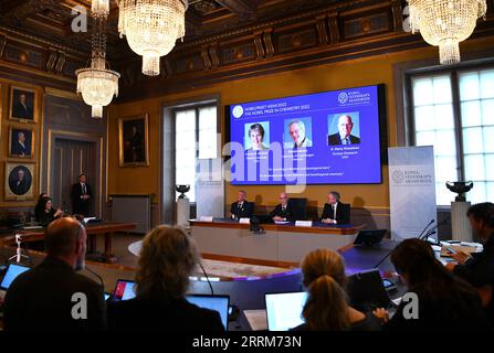 221005 -- STOCCOLMA, 5 ottobre 2022 -- l'annuncio del Premio Nobel per la chimica del 2022 si tiene a Stoccolma, Svezia, 5 ottobre 2022. Carolyn R. Bertozzi e K. Barry Sharpless dagli Stati Uniti e Morten Meldal dalla Danimarca hanno condiviso il Premio Nobel per la chimica 2022 per lo sviluppo della chimica clic e bioortogonale, la Royal Swedish Academy of Sciences ha annunciato mercoledì. SVEZIA-STOCCOLMA-PREMIO NOBEL-CHIMICA RenxPengfei PUBLICATIONxNOTxINxCHN Foto Stock