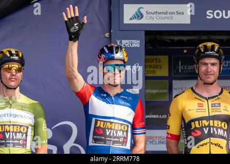 Wout van Aert alla gara ciclistica Tour of Britain, tappa 6, partenza a Southend on Sea, Essex, Regno Unito, con piloti del team Jumbo Visma Foto Stock