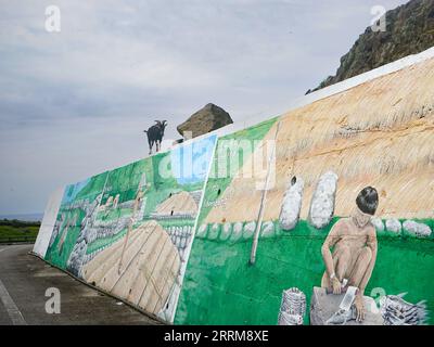 Lanyu, Taiwan. 5 settembre 2023. Una capra vista pascolare lungo le pareti dipinte che promuovono il popolo Tao sull'Isola delle Orchidee. Conosciuta come Pongso no Tao ("isola degli esseri umani"), l'isola delle Orchidee (Lanyu) è un'isola vulcanica fuori Taitung. L'isola è stata la casa degli aborigeni, del popolo Tao. Fin dai tempi preistorici, è ora un popolare luogo turistico per coloro che vogliono fuggire dalla terraferma. (Foto di Jasmine Leung/SOPA Images/Sipa USA) credito: SIPA USA/Alamy Live News Foto Stock