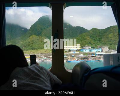 Lanyu, Taiwan. 5 settembre 2023. Un passeggero ha visto scattare foto dell'Isola delle Orchidee. Conosciuta come Pongso no Tao ("isola degli esseri umani"), l'isola delle Orchidee (Lanyu) è un'isola vulcanica fuori Taitung. L'isola è stata la casa degli aborigeni, del popolo Tao. Fin dai tempi preistorici, è ora un popolare luogo turistico per coloro che vogliono fuggire dalla terraferma. (Foto di Jasmine Leung/SOPA Images/Sipa USA) credito: SIPA USA/Alamy Live News Foto Stock