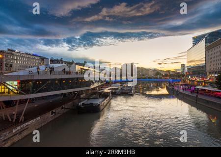 Vienna, fiume Donaukanal, ristorante 'motto am Fluss', nave Twin City Liner al molo Wien Mitte, tramonto in 1. Distretto città Vecchia, Vienna, Austria Foto Stock