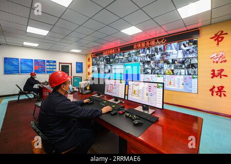221011 -- HOHHOT, 11 ottobre 2022 -- i lavoratori monitorano il funzionamento delle caldaie in una società di riscaldamento a Hohhot, nella regione autonoma della Mongolia interna della Cina settentrionale, 10 ottobre 2022. La fornitura di riscaldamento inizia all'inizio di quest'anno come risposta per affrontare un forte calo di temperatura a Hohhot. CINA-INTERNO MONGOLIA-HOHHOT-COLD ALIMENTAZIONE RISCALDAMENTO ANTERIORE CN WANGXZECONG PUBLICATIONXNOTXINXCHN Foto Stock