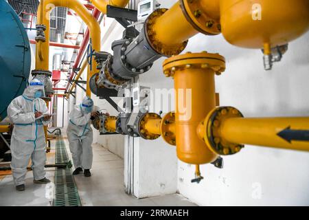 221011 -- HOHHOT, 11 ottobre 2022 -- i lavoratori controllano i gasdotti presso una società di riscaldamento a Hohhot, nella regione autonoma della Mongolia interna della Cina settentrionale, 10 ottobre 2022. La fornitura di riscaldamento inizia all'inizio di quest'anno come risposta per affrontare un forte calo di temperatura a Hohhot. CINA-INTERNA MONGOLIA-HOHHOT-COLD ALIMENTAZIONE RISCALDAMENTO ANTERIORE CN BEIXHE PUBLICATIONXNOTXINXCHN Foto Stock