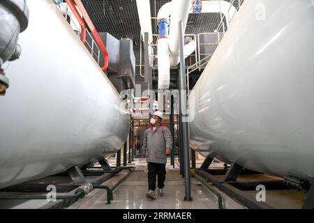 221011 -- HOHHOT, 11 ottobre 2022 -- Un lavoratore controlla il funzionamento delle caldaie in una società di riscaldamento a Hohhot, nella regione autonoma della Mongolia interna della Cina settentrionale, 10 ottobre 2022. La fornitura di riscaldamento inizia all'inizio di quest'anno come risposta per affrontare un forte calo di temperatura a Hohhot. CINA-INTERNA MONGOLIA-HOHHOT-COLD ALIMENTAZIONE RISCALDAMENTO ANTERIORE CN BEIXHE PUBLICATIONXNOTXINXCHN Foto Stock