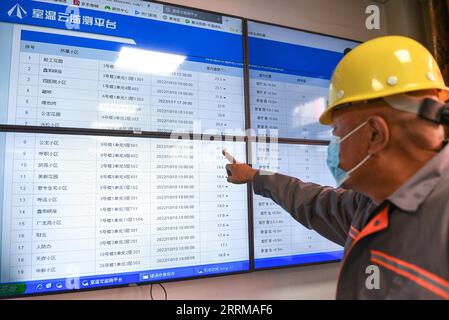 221011 -- HOHHOT, 11 ottobre 2022 -- Un operaio monitora il funzionamento del sistema di riscaldamento in una società di riscaldamento a Hohhot, nella regione autonoma della Mongolia interna della Cina settentrionale, 10 ottobre 2022. La fornitura di riscaldamento inizia all'inizio di quest'anno come risposta per affrontare un forte calo di temperatura a Hohhot. CINA-INTERNA MONGOLIA-HOHHOT-COLD ALIMENTAZIONE RISCALDAMENTO ANTERIORE CN BEIXHE PUBLICATIONXNOTXINXCHN Foto Stock