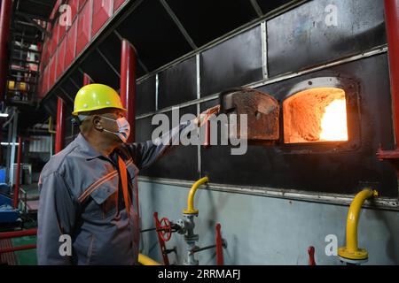 221011 -- HOHHOT, 11 ottobre 2022 -- Un lavoratore controlla il funzionamento di una caldaia in una società di riscaldamento a Hohhot, nella regione autonoma della Mongolia interna della Cina settentrionale, 10 ottobre 2022. La fornitura di riscaldamento inizia all'inizio di quest'anno come risposta per affrontare un forte calo di temperatura a Hohhot. CINA-INTERNA MONGOLIA-HOHHOT-COLD ALIMENTAZIONE RISCALDAMENTO ANTERIORE CN BEIXHE PUBLICATIONXNOTXINXCHN Foto Stock