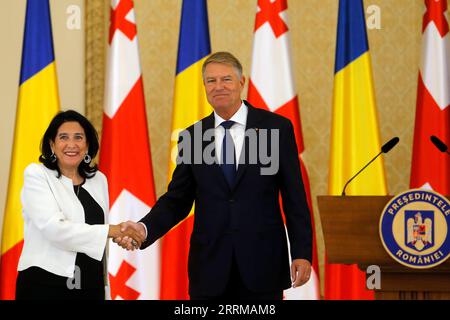 221011 -- BUCAREST, 11 ottobre 2022 -- il presidente rumeno Klaus Iohannis R stringe la mano al presidente georgiano Salome Zourabichvili dopo una conferenza stampa congiunta al Palazzo presidenziale Cotroceni a Bucarest, in Romania, l'11 ottobre 2022. Martedì il presidente rumeno Klaus Iohannis e la sua controparte georgiana Salome Zourabichvili hanno firmato una dichiarazione congiunta che stabilisce un partenariato strategico tra i due paesi. Foto di /Xinhua ROMANIA-BUCAREST-PRESIDENTE-GEORGIA-PRESIDENTE-INCONTRO CristianxCristel PUBLICATIONxNOTxINxCHN Foto Stock