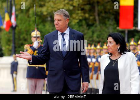 221011 -- BUCAREST, 11 ottobre 2022 -- il presidente rumeno Klaus Iohannis L dà il benvenuto al presidente georgiano Salome Zourabichvili al Palazzo presidenziale Cotroceni di Bucarest, Romania, l'11 ottobre 2022. Martedì il presidente rumeno Klaus Iohannis e la sua controparte georgiana Salome Zourabichvili hanno firmato una dichiarazione congiunta che stabilisce un partenariato strategico tra i due paesi. Foto di /Xinhua ROMANIA-BUCAREST-PRESIDENTE-GEORGIA-PRESIDENTE-INCONTRO CristianxCristel PUBLICATIONxNOTxINxCHN Foto Stock