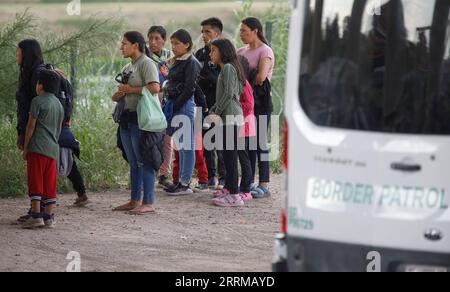 221012 -- EAGLE PASS U.S., 12 ottobre 2022 -- migranti in cerca di asilo in fila presso un checkpoint a Eagle Pass, Texas, Stati Uniti, il 9 ottobre 2022. Gli autobus che trasportano migranti dagli stati di confine guidati dai repubblicani continuano ad arrivare in bastioni liberali come New York, Washington, D.C. e Chicago, trascinando la crisi migratoria degli Stati Uniti nell'occhio della tempesta di battaglie partigiane prima delle elezioni di metà novembre. Foto di /Xinhua TO GO WITH World Insights: Migranti trasportati nell'occhio di tempesta di combattimenti partigiani statunitensi tra Stati Uniti-TEXAS-EAGLE PASS-MIGRANTS-BUSES NickxWagner PUBLICATIONxNOTxINxCHN Foto Stock