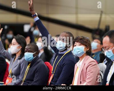 221017 -- PECHINO, 17 ottobre 2022 -- i giornalisti alzano la mano per fare domande tramite link video durante una conferenza stampa a margine del XX Congresso Nazionale del Partito Comunista Cinese a Pechino, capitale della Cina, 17 ottobre 2022. Congresso CPC CHINA-PECHINO-CPC CONGRESSO NAZIONALE-CONFERENZA STAMPA CN ChenxYehua PUBLICATIONxNOTxINxCHN Foto Stock