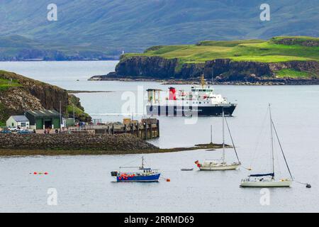 Isola di canna, piccole isole, Scozia. 17 luglio 2023. CalMac Ferry, il Loch Nevis si avvicina all'Isola di canna, Ebridi interne, Scozia con pa Foto Stock