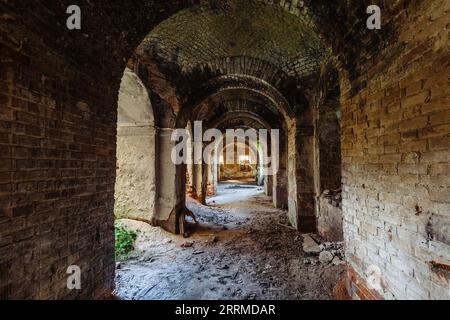 Grande e antico corridoio a volta con chiesa abbandonata, castello ecc. Foto Stock